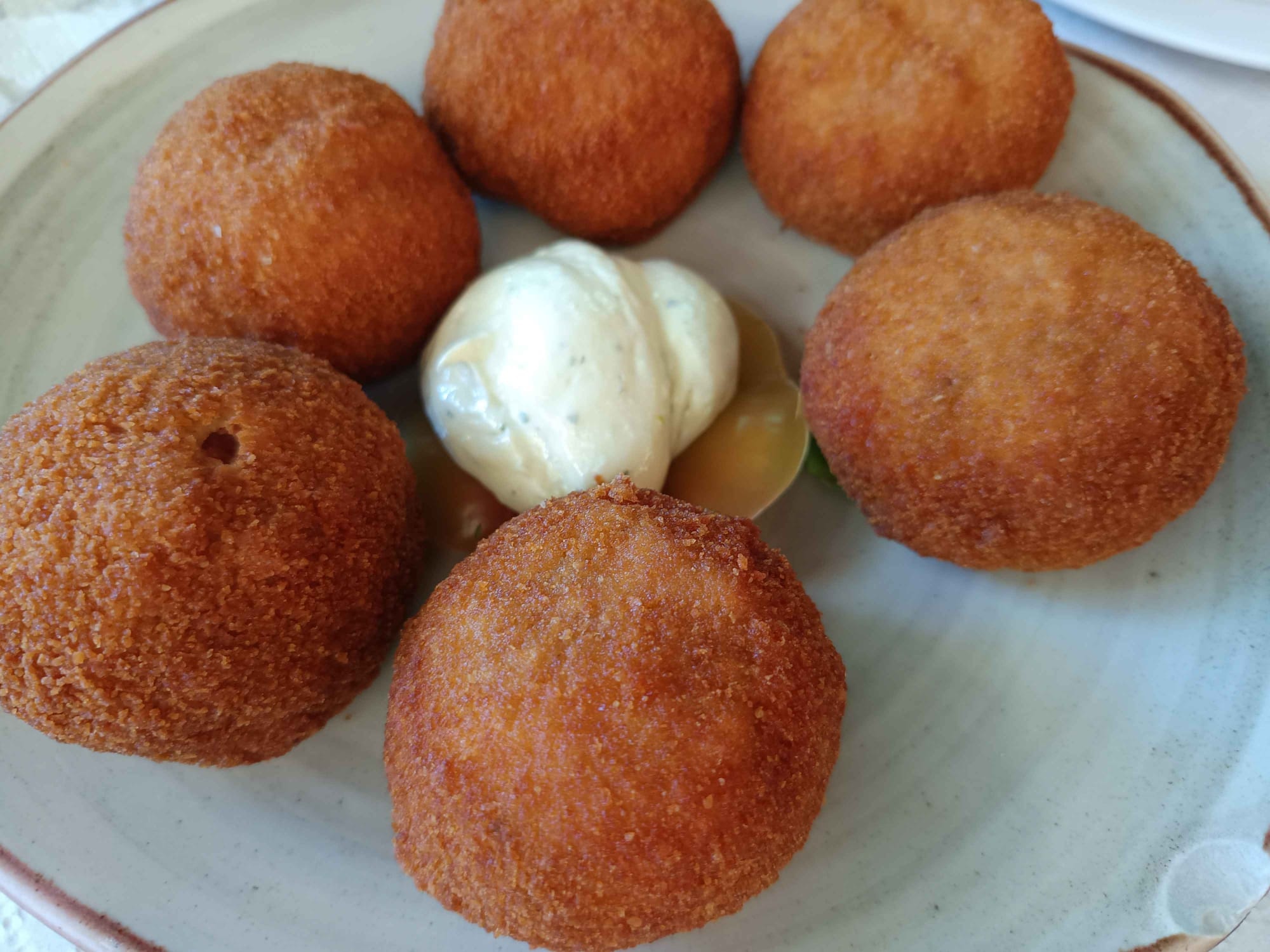 Croquetas caseras en una casa de comidas canaria