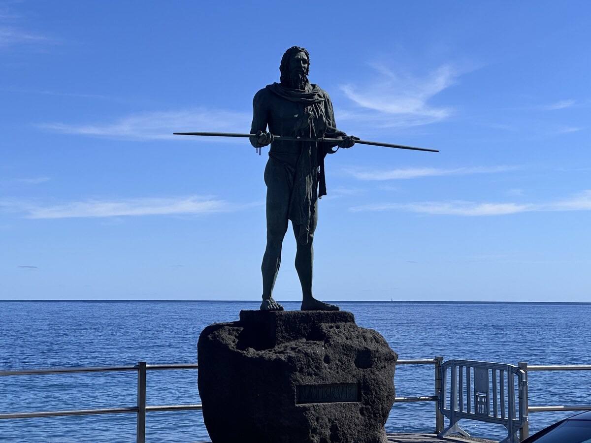 Mencey con lanza, plaza de la Patrona de Canarias