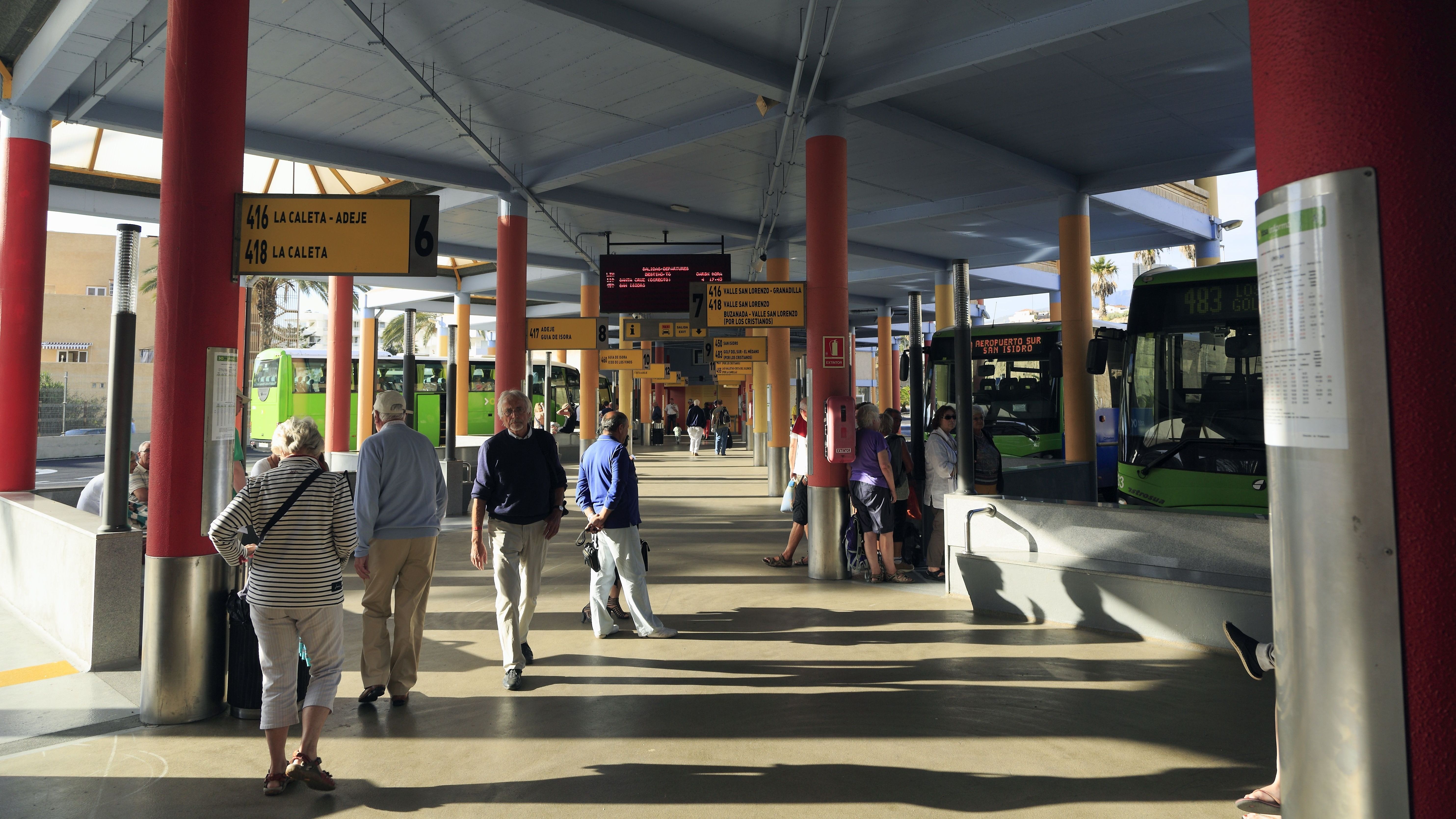 Canarias sin coche: cómo moverte en guagua, tarjetas de transporte y senderismo con bus