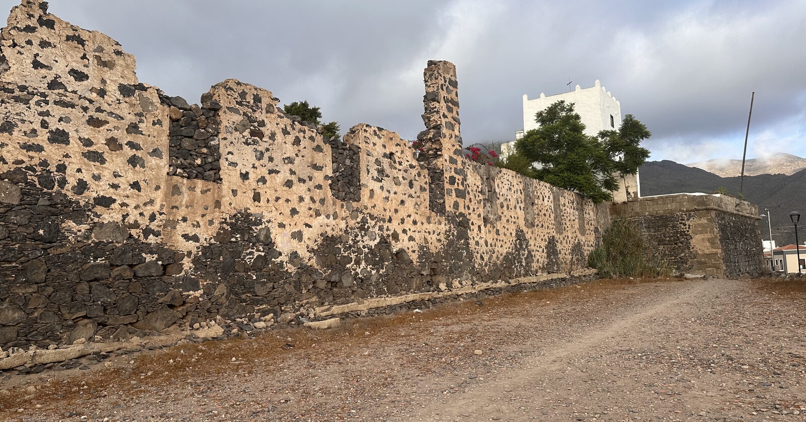 Lienzo de muralla en ruinas del recinto de la Casa Fuerte de Adeje, junto al camino de tierra