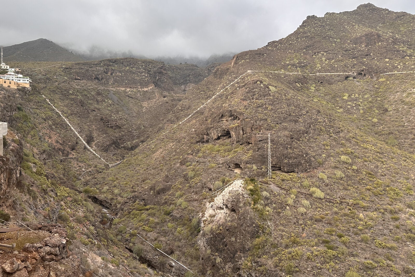 El Barranco del Infierno visto desde el borde del casco antiguo de Adeje, con el cauce encajado entre las laderas