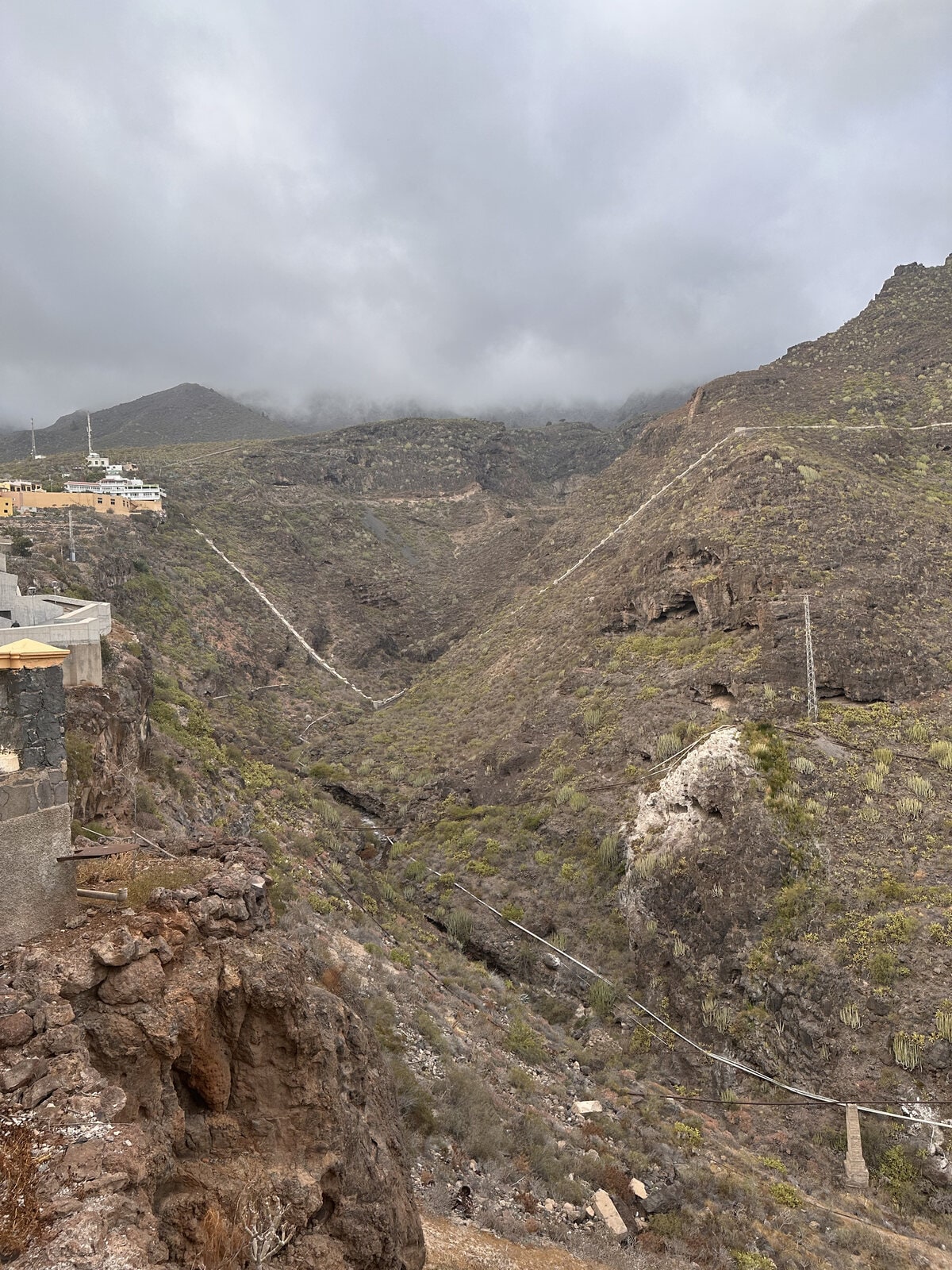 La garganta del Barranco del Infierno desde arriba, con las canalizaciones de agua siguiendo las laderas