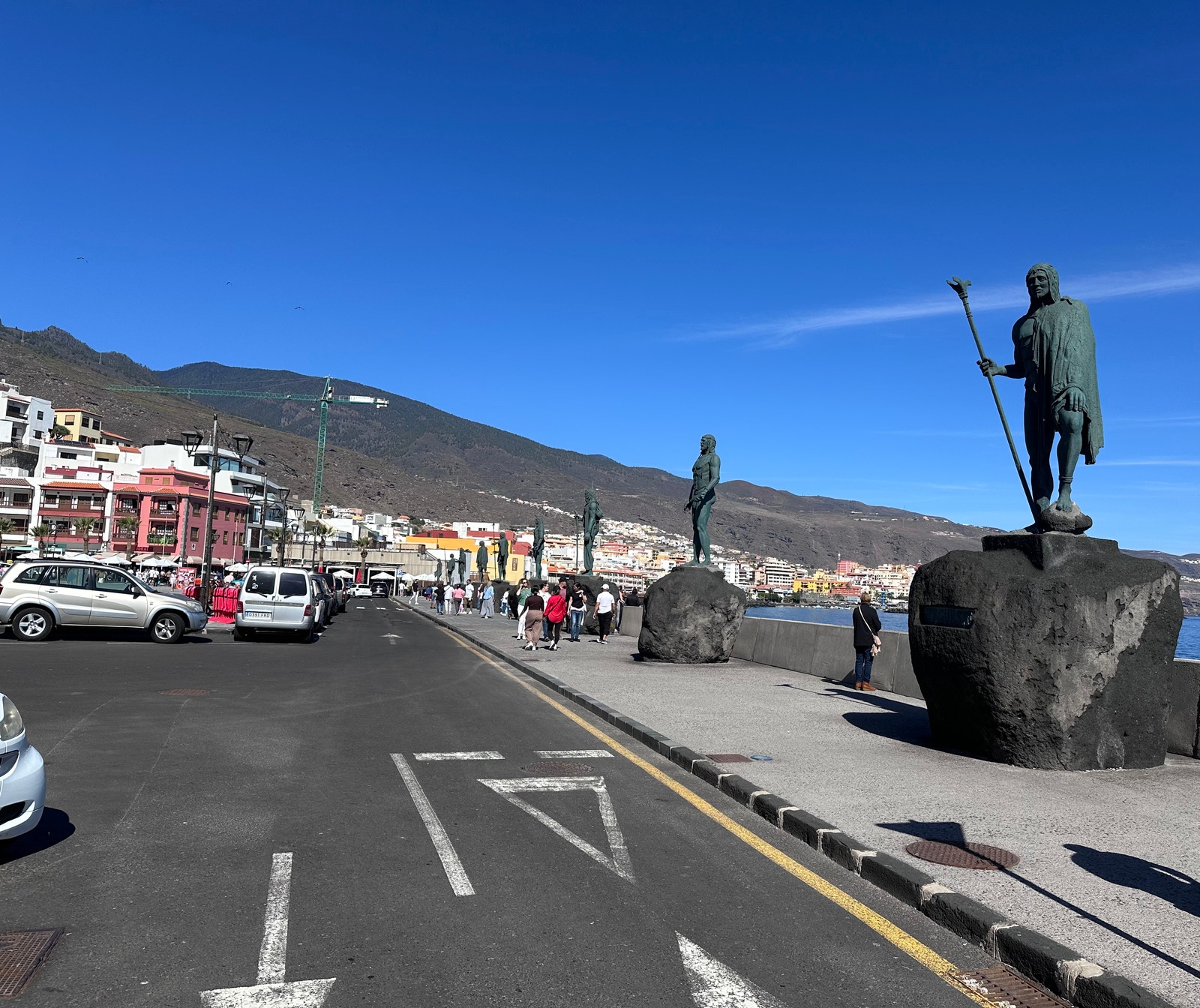 Fila de esculturas de bronce de los menceyes sobre pedestales de roca, junto al paseo marítimo de Candelaria.