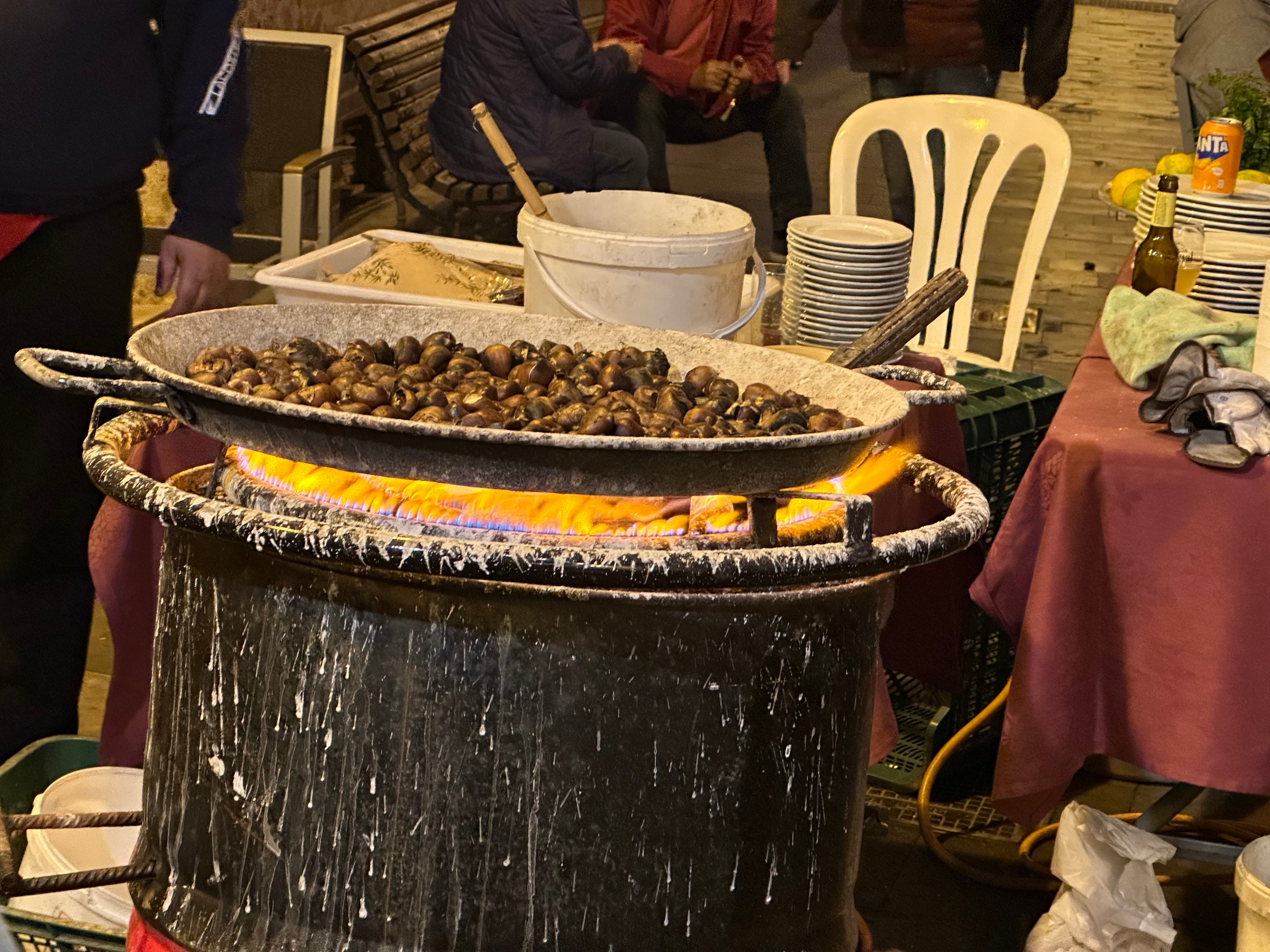 Castañas asándose en una gran sartén sobre fuego de gas en una calle de Icod de los Vinos durante la noche de San Andrés.