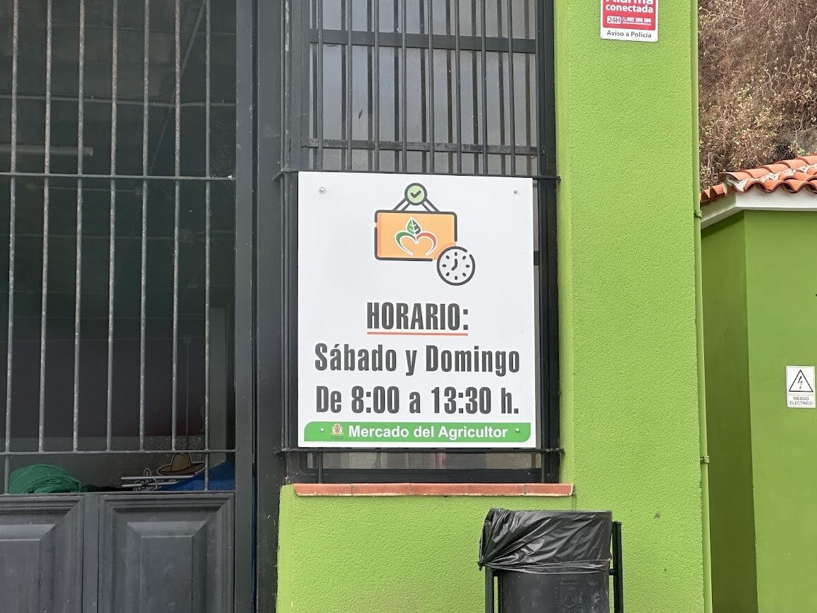 Cartel del Mercado del Agricultor de La Guancha con el horario: sábado y domingo, de 8:00 a 13:30.