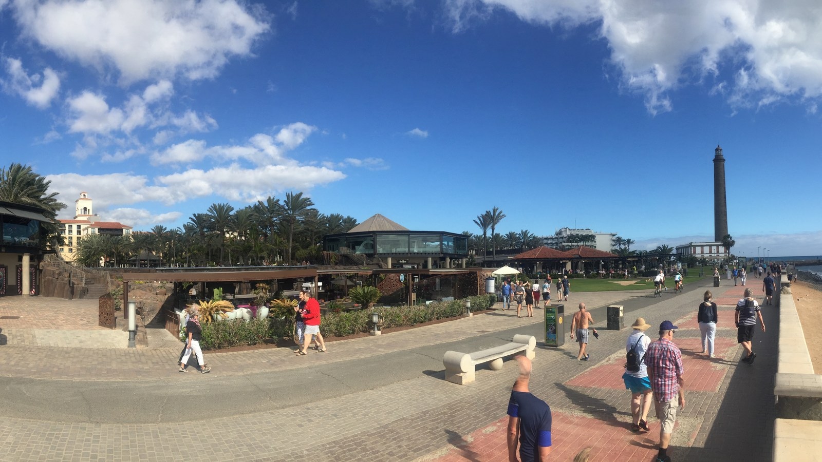 A Boulevard El Faro és a maspalomasi világítótorony (nem karneváli felvétel)