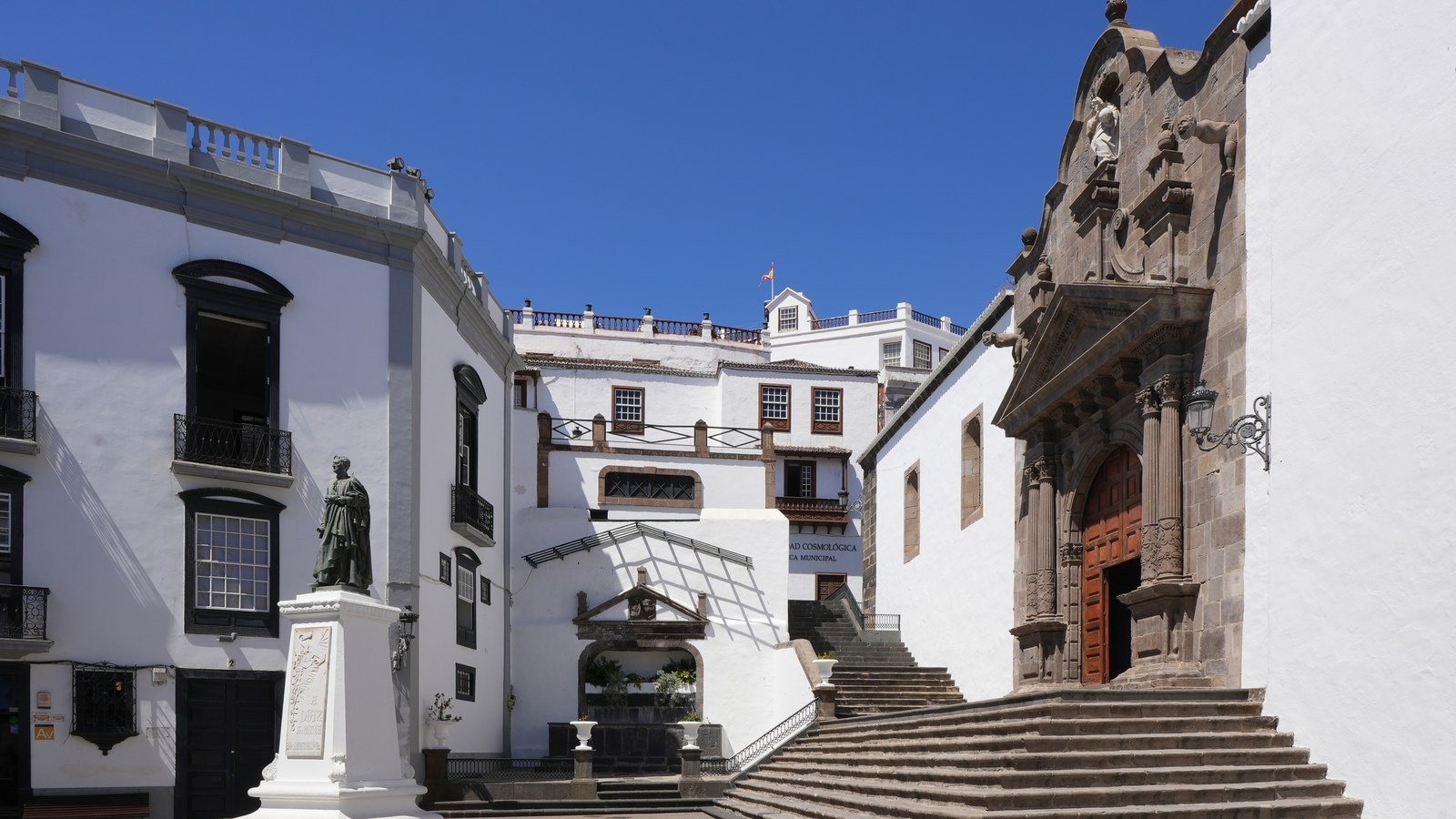 A Plaza de España Santa Cruz de La Palmában, a Los Indianos-délelőtt helyszíne, egy hétköznapon (nem karneváli felvétel)