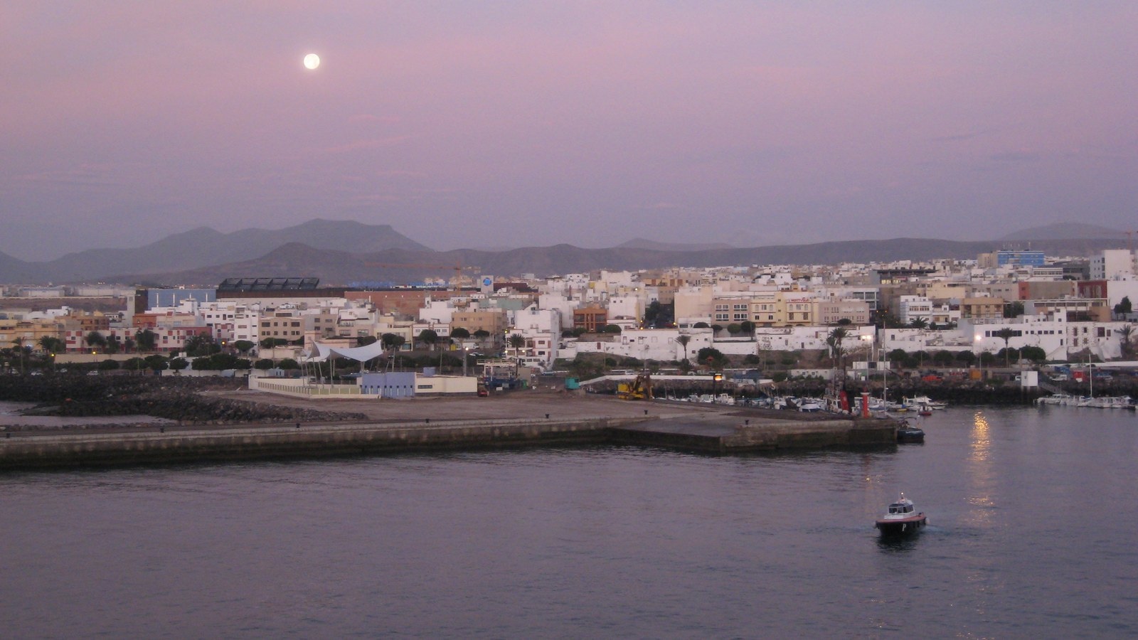Puerto del Rosario a kikötő felől, hajnalban (nem karneváli felvétel)