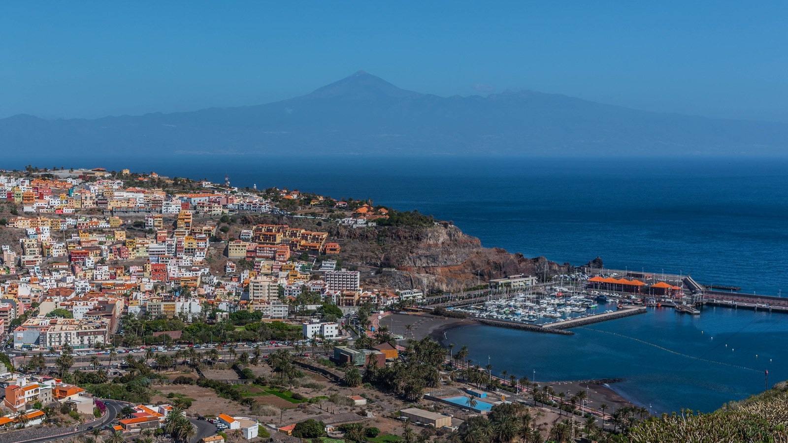 San Sebastián de La Gomera karneválja: talkum, indigókék por és egy hering a szardína mellett