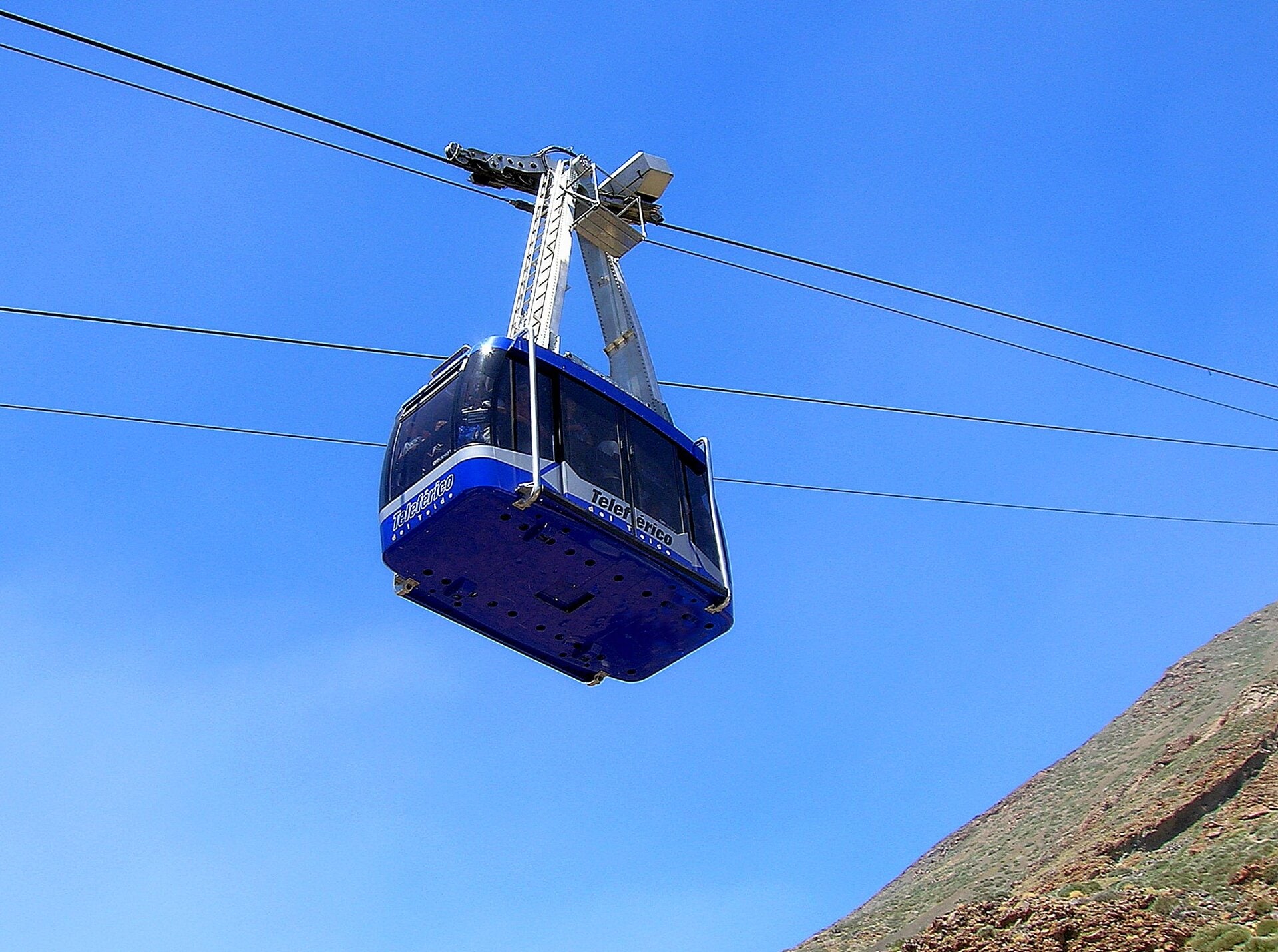 Cabina del teleférico del Teide sobre la ladera del volcán, Tenerife