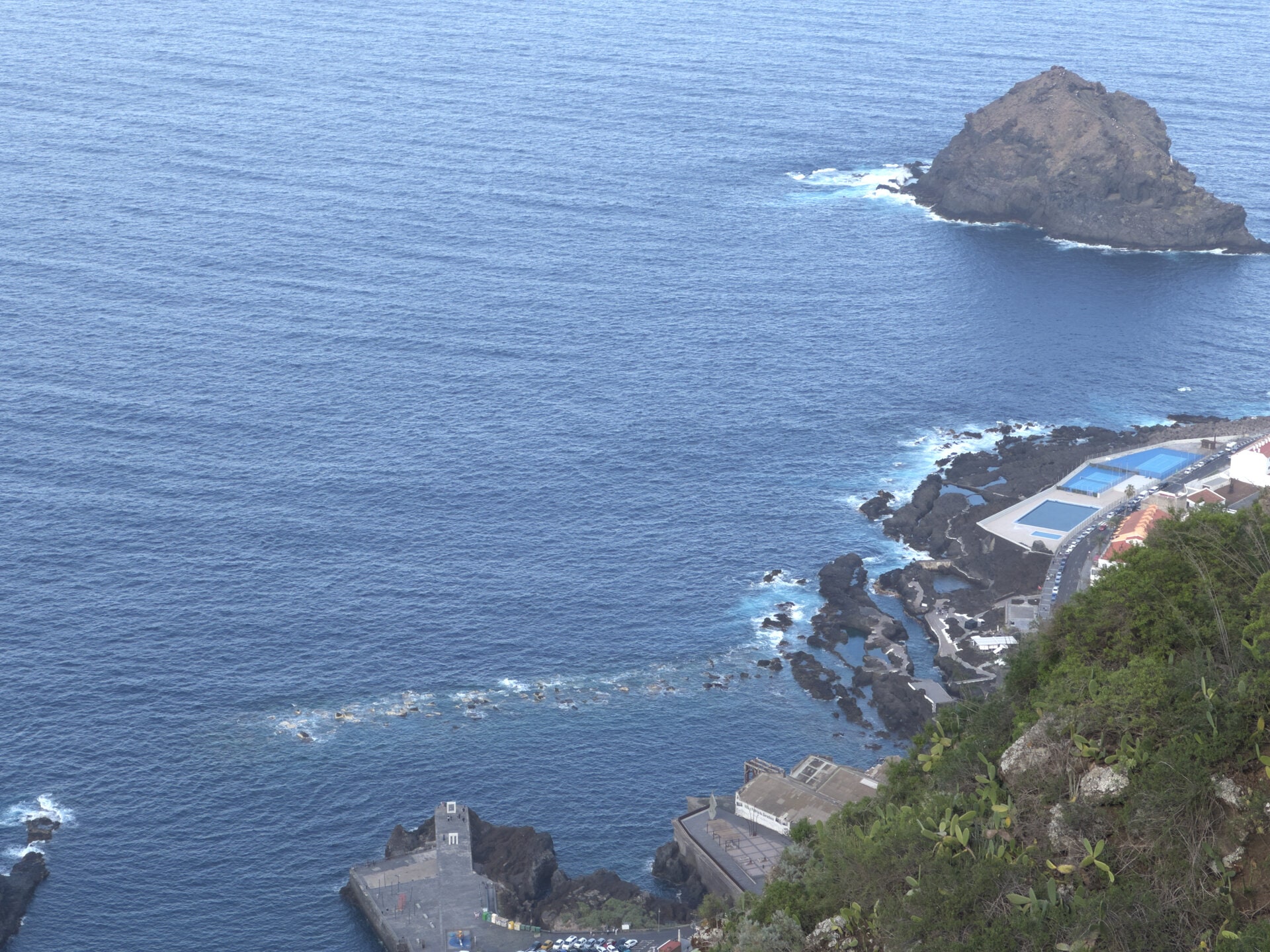 Roque de Garachico y piscinas naturales vistos desde lo alto, Tenerife
