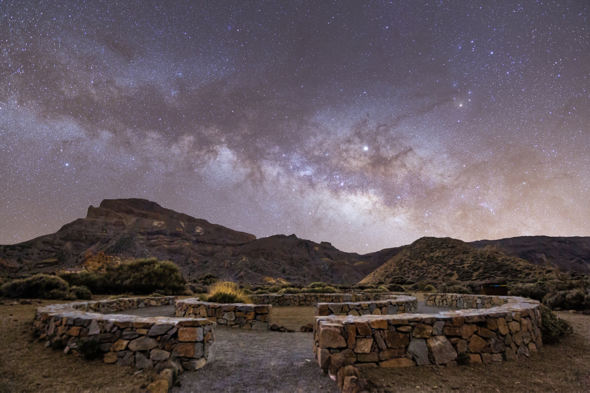 Vía Láctea sobre Las Cañadas del Teide con círculos de piedra seca
