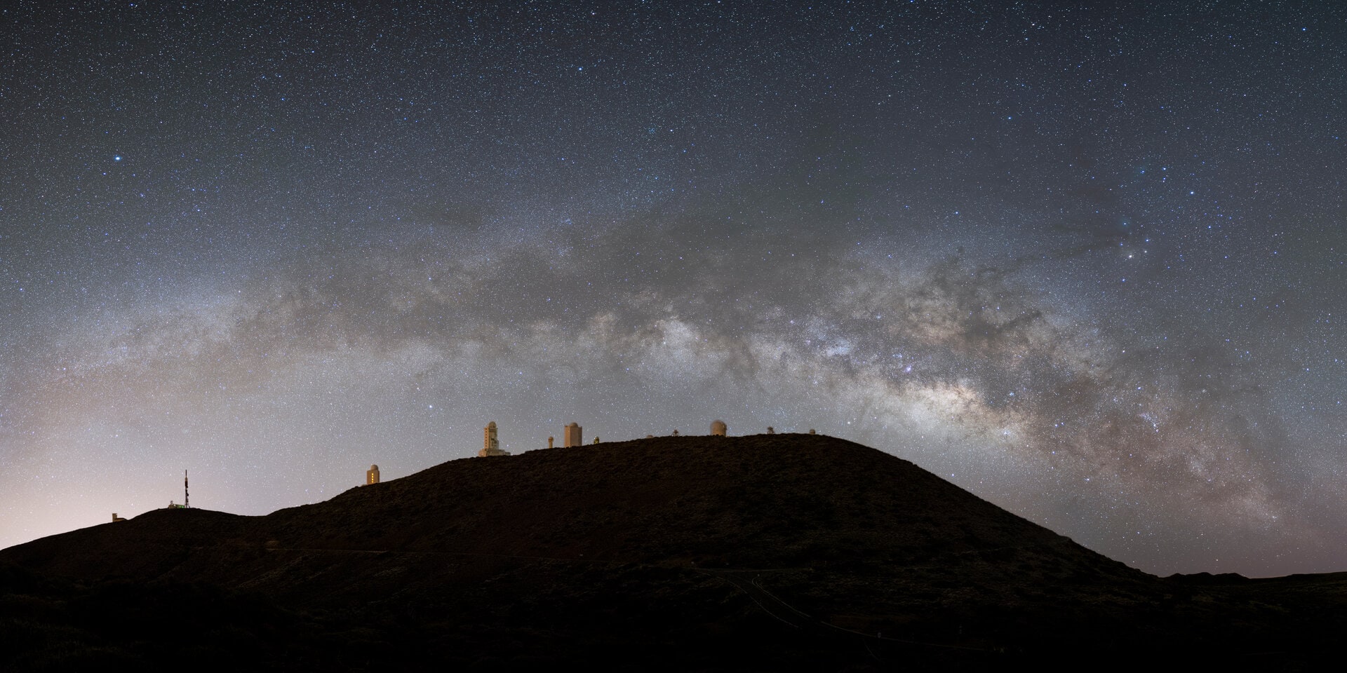Vía Láctea sobre las cúpulas del Observatorio del Teide de noche
