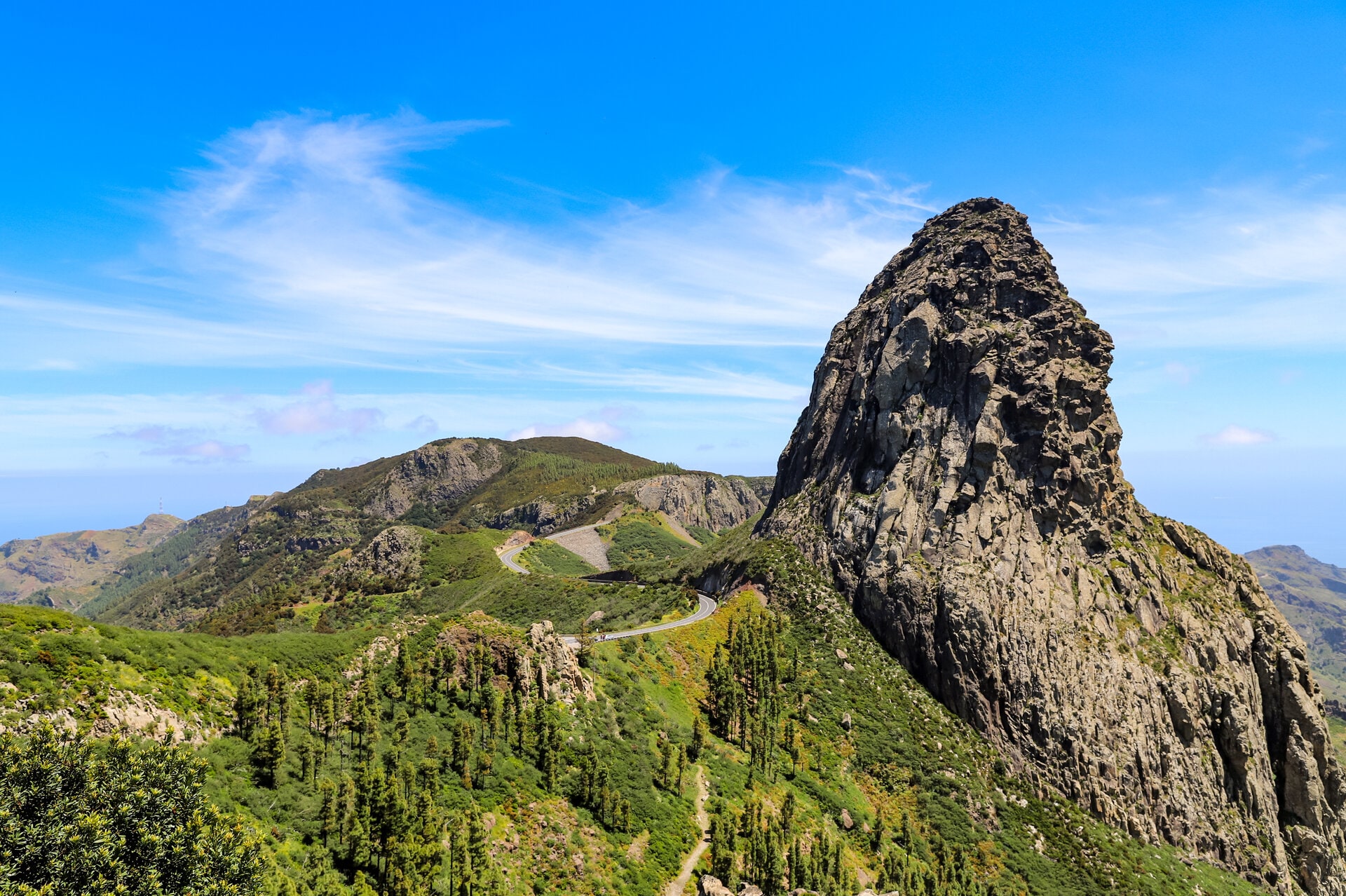Roque de Agando sobre los bosques del Parque Nacional de Garajonay, La Gomera