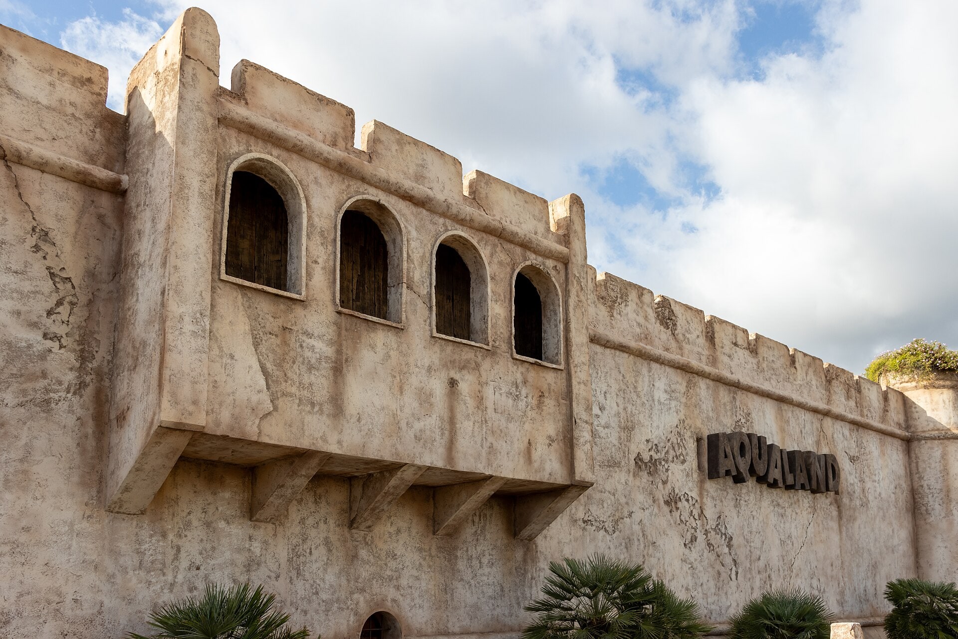 Muralla de estilo castillo con el rótulo de Aqualand Costa Adeje