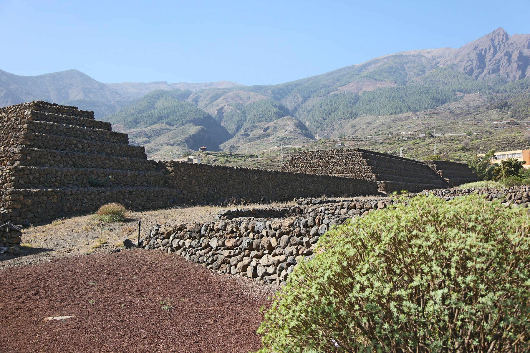 Pirámides escalonadas de Güímar con las montañas del valle al fondo