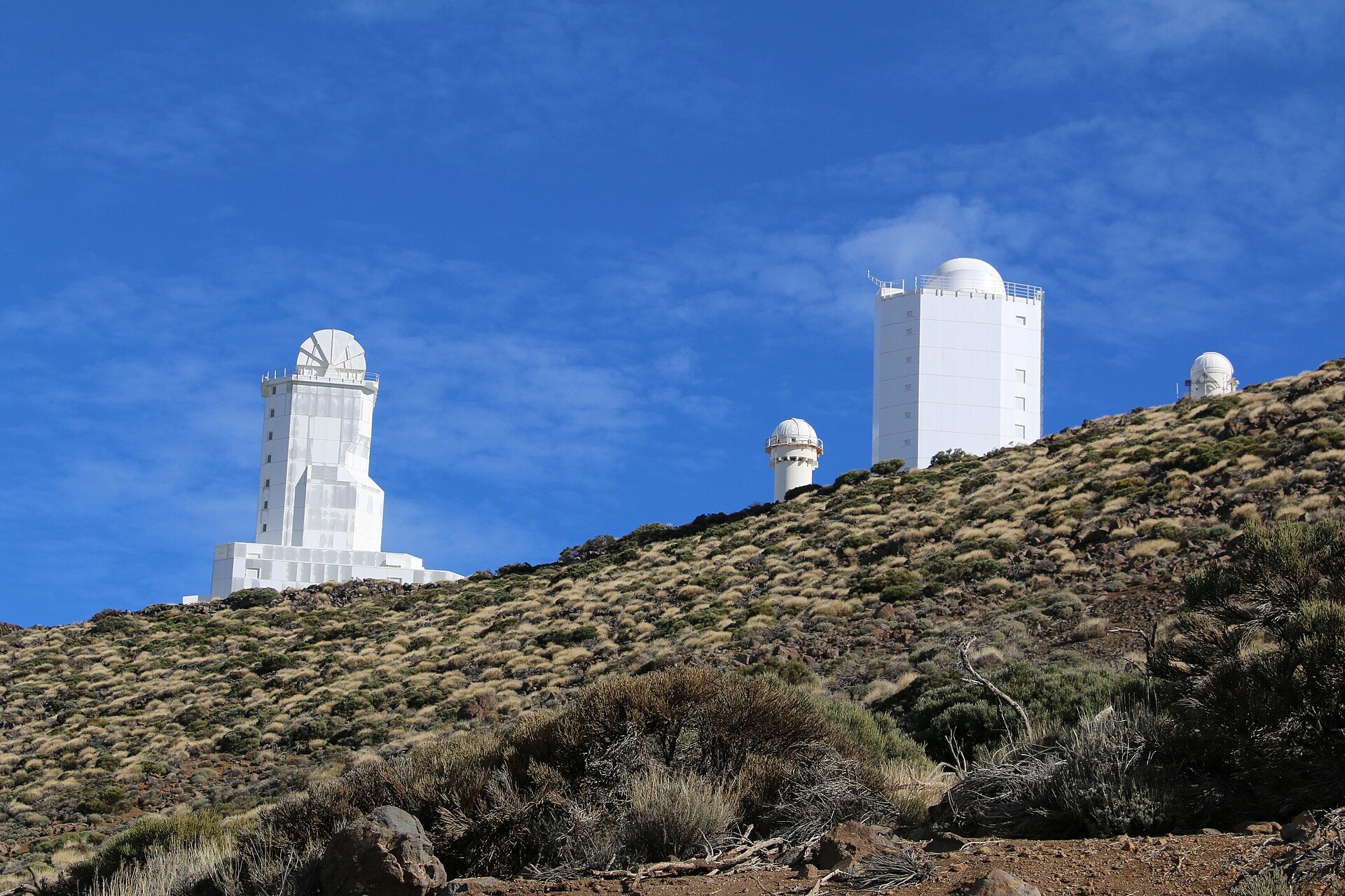 Torres solares del Observatorio del Teide bajo el cielo azul